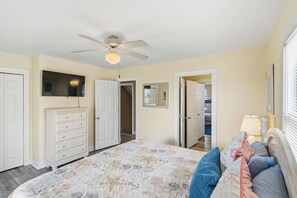 5 bedrooms, travel cot, free WiFi - Modern, Community Pool, Quick walk to beach! Hot tub! NH4912 (Nags Head)