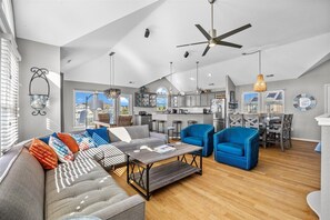 Téléviseur connecté, lecteur de DVD, table de baby-foot