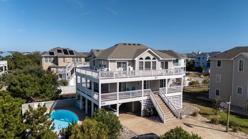 Modern! Heated Saltwater Pool! Hot Tub! Great Location! C1256