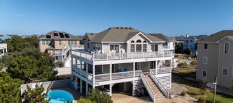 Modern! Heated Saltwater Pool! Hot Tub! Great Location! C1256