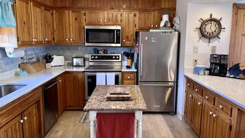 Coffee/tea maker, fridge, microwave, oven