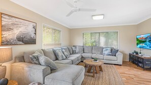 TV - 17 Green Valley Drive - Rainbow Beach. Wifi. Walk to town and beach. (RAINBOW BEACH)