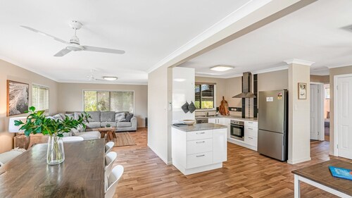 17 Green Valley Drive - Rainbow Beach. Wifi. Walk to town and beach.