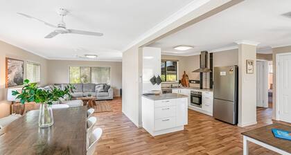 17 Green Valley Drive - Rainbow Beach. Wifi. Walk to town and beach.