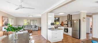 17 Green Valley Drive - Rainbow Beach. Wifi. Walk to town and beach.