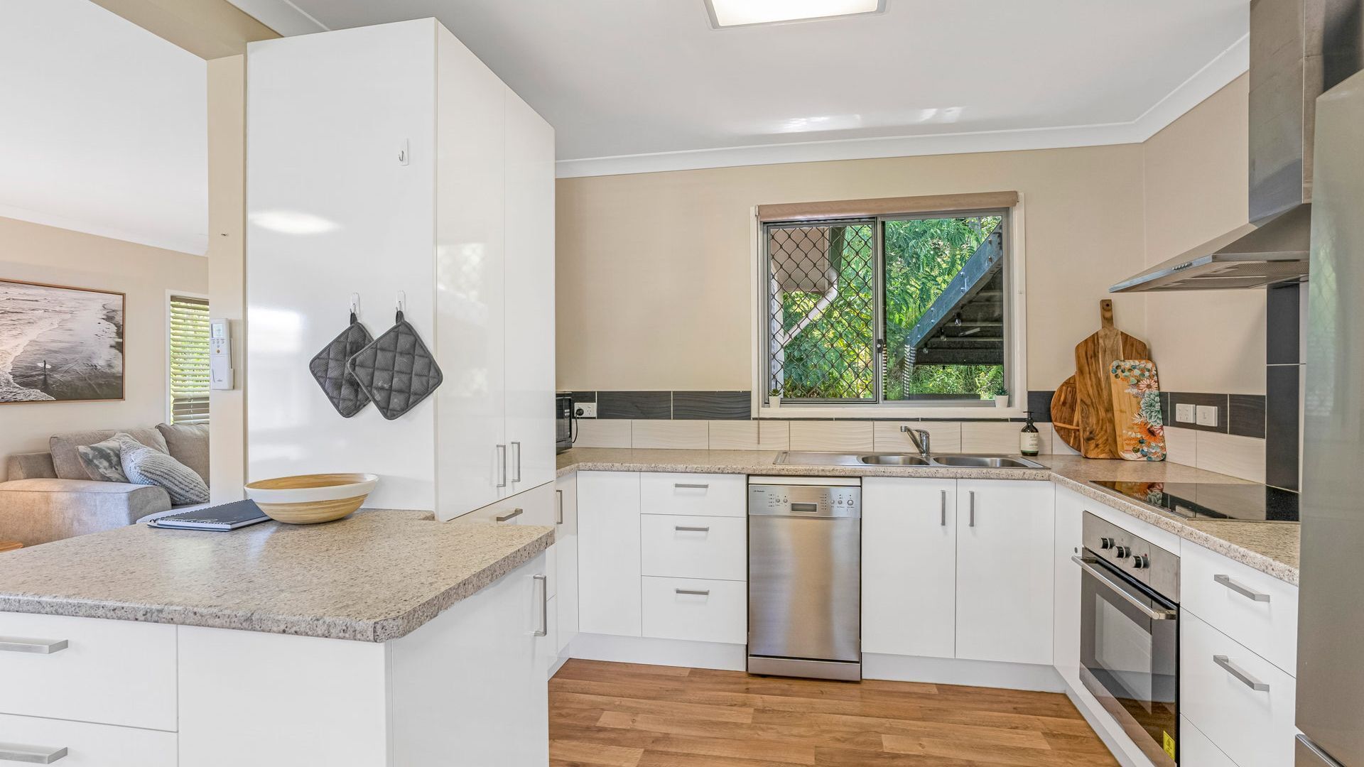 17 Green Valley Drive - Rainbow Beach. Wifi. Walk to town and beach. — image 7