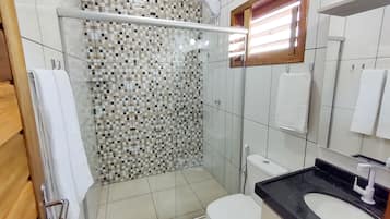 Douche, sèche-cheveux, serviettes fournies, savon