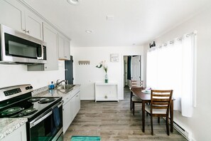 Fridge, microwave, oven, stovetop - One Block from Ocean CLOSE to everything! Modern and Clean!! (Crescent City)