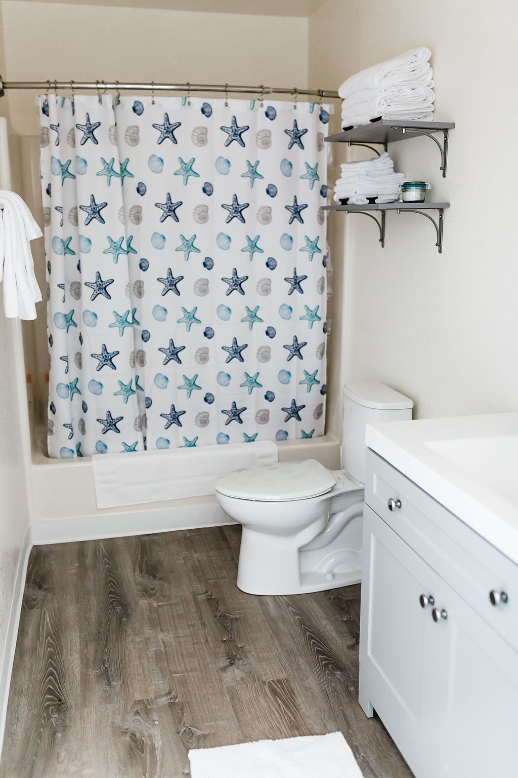 Combined shower/bathtub, hair dryer, towels, soap