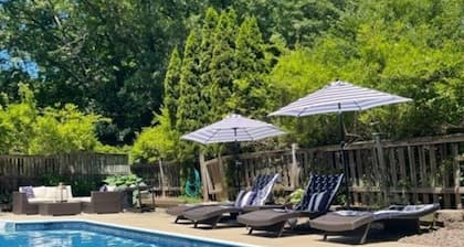 Welcoming beautiful quiet one bedroom with private bath overlooking nature
