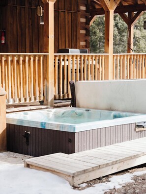 Outdoor spa tub - Cabin near Breckenridge perfect for families w/Large deck and amazing views! (Alma)