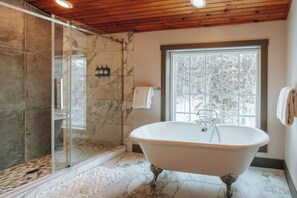 Badewanne, Haartrockner, Handtücher, Seife