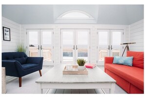 Una televisión, una chimenea