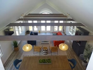 Una televisión, una chimenea