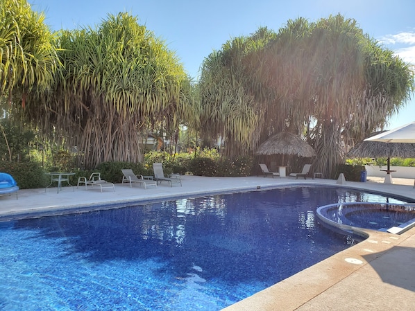 Een buitenzwembad, een verwarmd zwembad