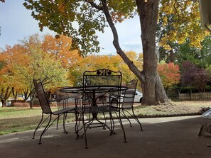 Outdoor dining - Peaceful downtown CdA retreat in Sanders Beach (Coeur d'Alene)