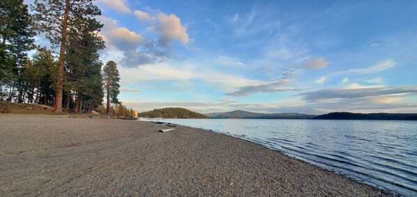 Beach nearby - Peaceful downtown CdA retreat in Sanders Beach (Coeur d'Alene)