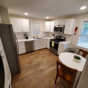 Fridge, microwave, oven, stovetop - Peaceful downtown CdA retreat in Sanders Beach (Coeur d'Alene)