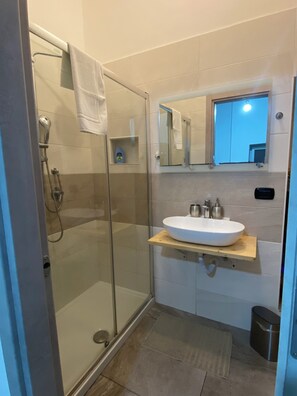 Dusj, hårføner, bidé og håndklær