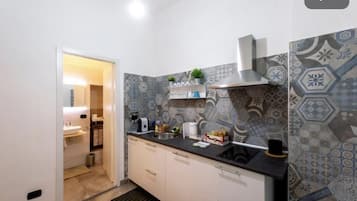 Frigorifero, microonde, piano cottura, macchina per tè/caffè