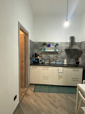 Kjøleskap, mikrobølgeovn, kokeplater og kaffetrakter/tekoker