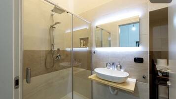 Dusche, Haartrockner, Bidet, Handtücher