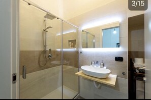 Chuveiro, secador de cabelo, bidê, toalhas de banho