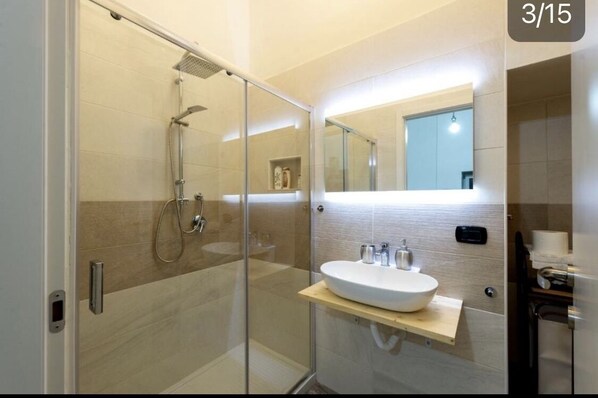 Douche, séchoir à cheveux, bidet, serviettes fournies