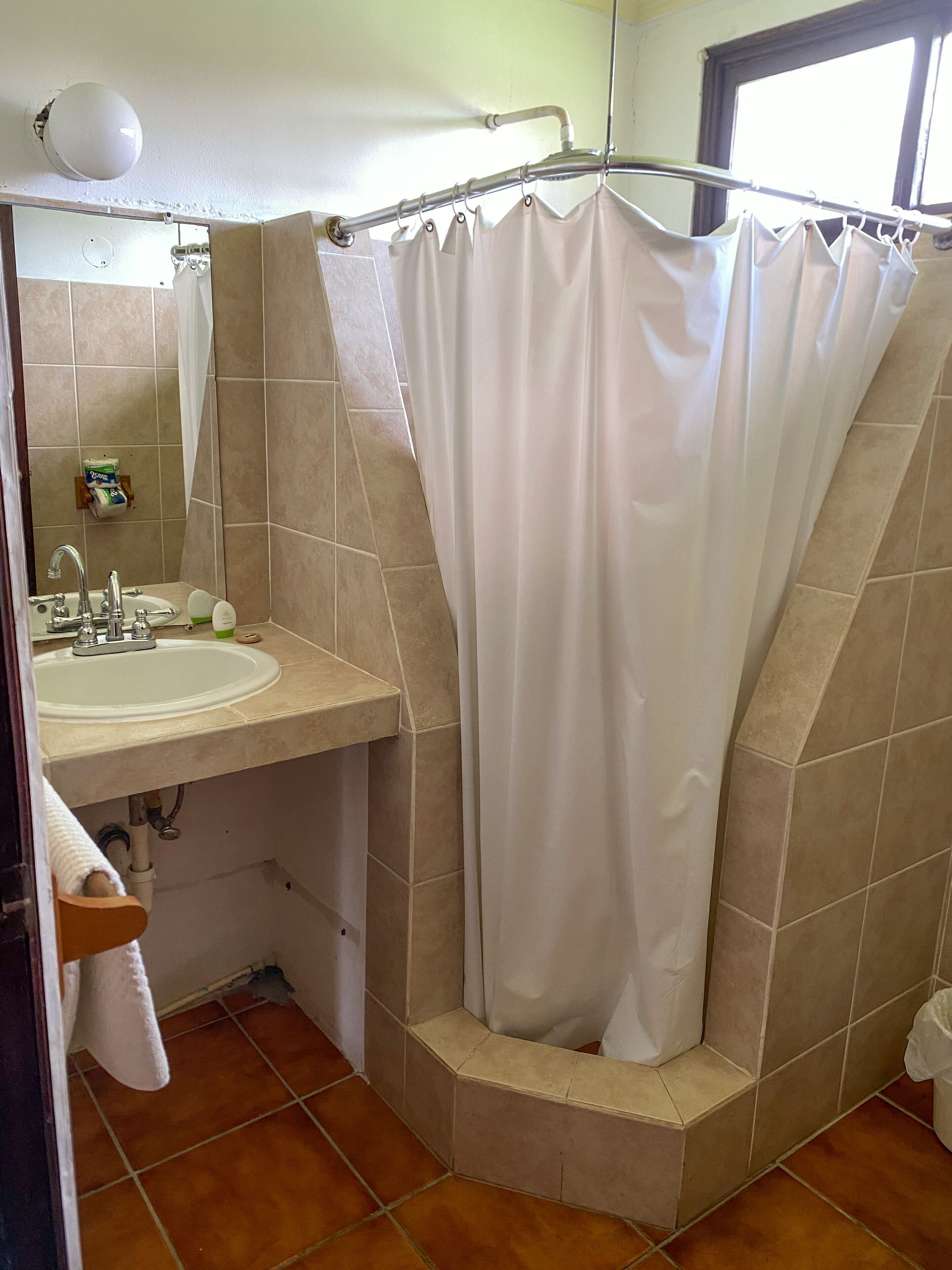 Suite | Bathroom | Shower, rainfall showerhead, towels, soap