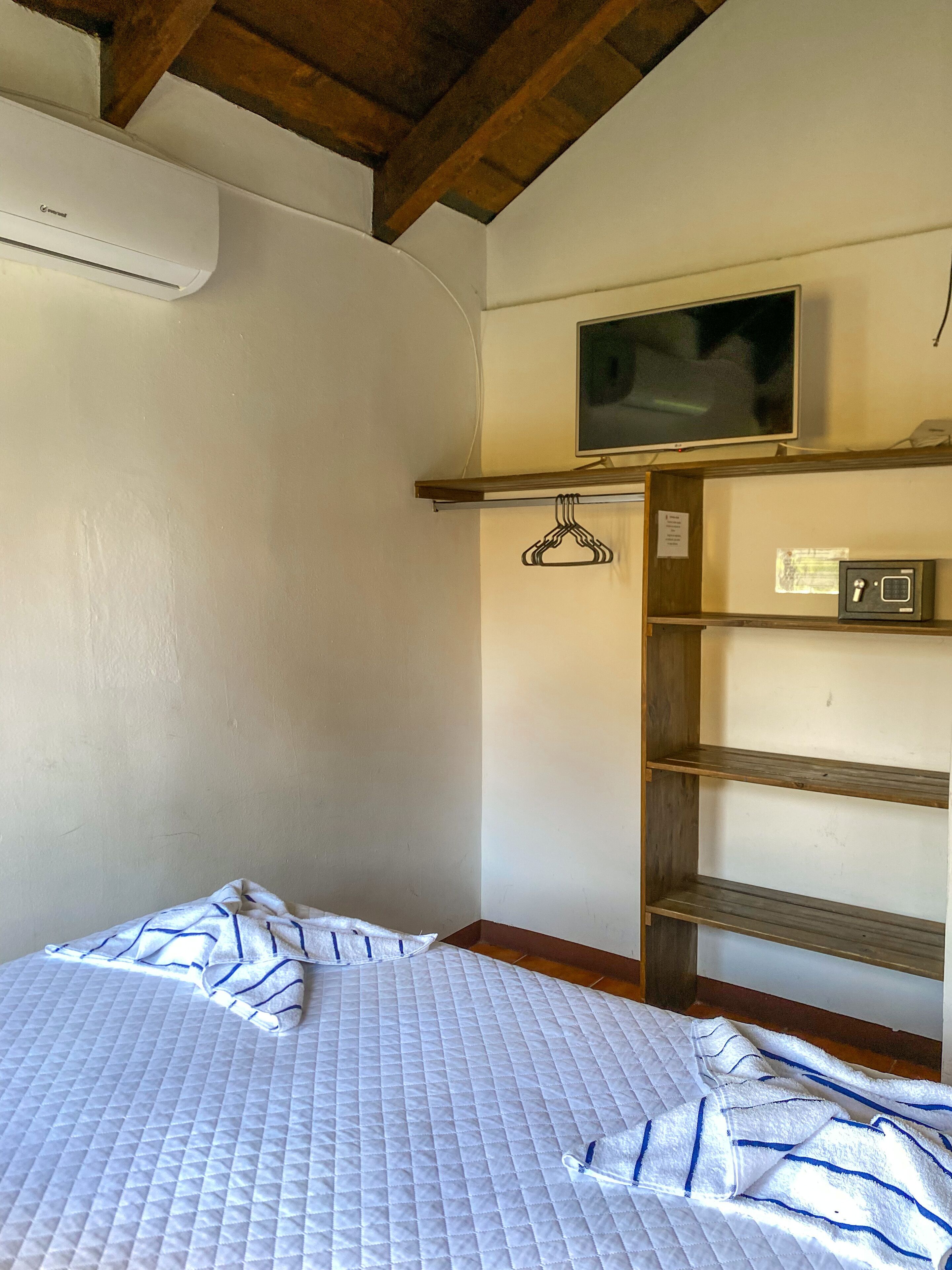 Suite | Free WiFi, bed sheets