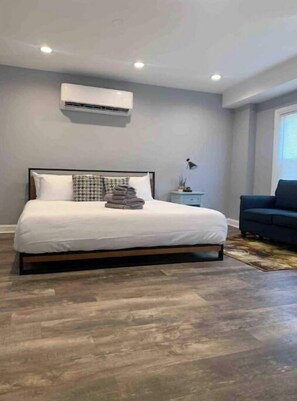 1 bedroom, iron/ironing board, WiFi, bed sheets - ✪King Bed Studio✪ in Suburbs -Perfect Long Term Stay (Clifton Heights)