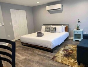 1 bedroom, iron/ironing board, WiFi, bed sheets - ✪King Bed Studio✪ in Suburbs -Perfect Long Term Stay (Clifton Heights)