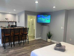 1 bedroom, iron/ironing board, WiFi, bed sheets - ✪King Bed Studio✪ in Suburbs -Perfect Long Term Stay (Clifton Heights)