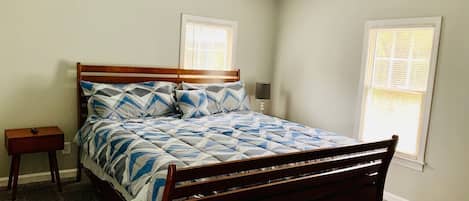 2 habitaciones, escritorio, tabla de planchar con plancha y wifi