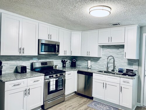 Newly Renovated College Park Home, Private Yard, Office, WiFi & Pet Friendly!
