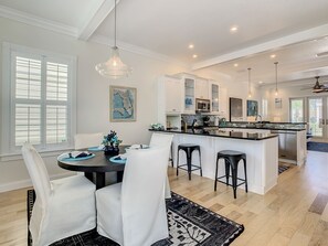 Dining - Villa 14 at New Smyrna Marina🚤 Pool, Onsite Tiki Bar & Restaurant, Prime Location (New Smyrna Beach)