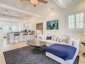 TV - Villa 14 at New Smyrna Marina🚤 Pool, Onsite Tiki Bar & Restaurant, Prime Location (New Smyrna Beach)