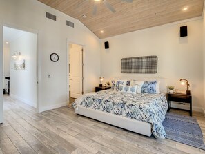 3 bedrooms, iron/ironing board, WiFi, bed sheets - Villa 14 at New Smyrna Marina🚤 Pool, Onsite Tiki Bar & Restaurant, Prime Location (New Smyrna Beach)