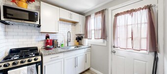 Cozy King Bed Hideaway Near Top Concerts & Sports