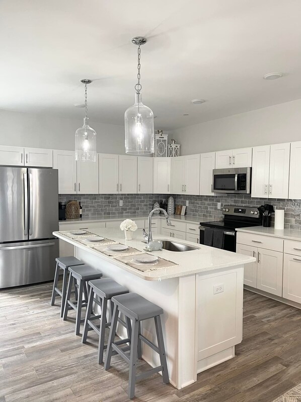 Coffee/tea maker, fridge, microwave, oven