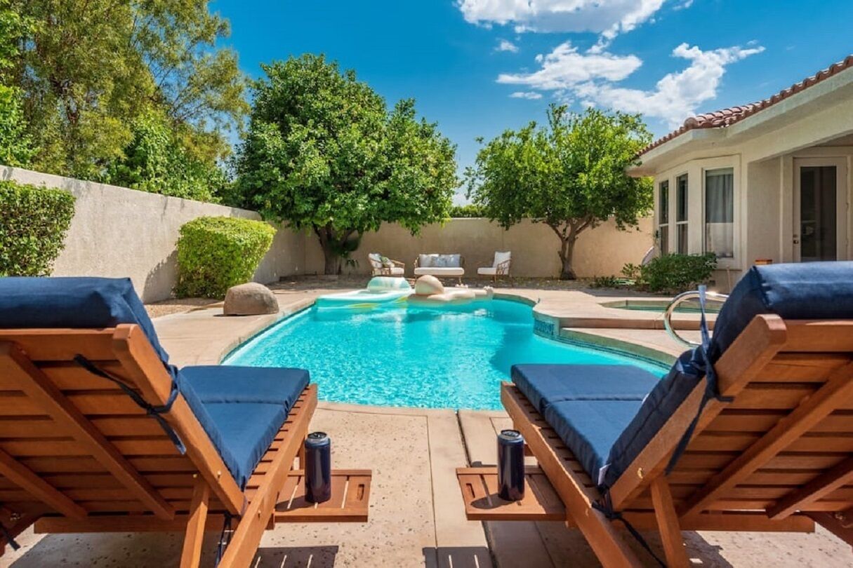 That Yellow Door-4 bedroom/2.5 bath w/ Pool & Spa