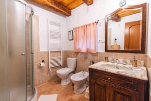 Dusche, Haartrockner, Bidet, Seife