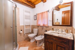Dusche, Haartrockner, Bidet, Seife