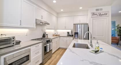 Luxury & Comfort IN the Village. Walk everywhere!!