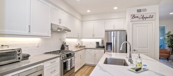 Luxury & Comfort IN the Village. Walk everywhere!!