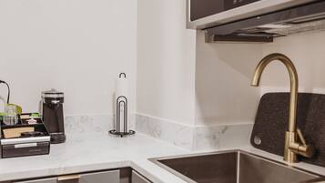 Mini-Kühlschrank, Mikrowelle, Herdplatte