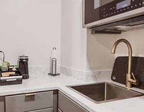 Mini-Kühlschrank, Mikrowelle, Herdplatte