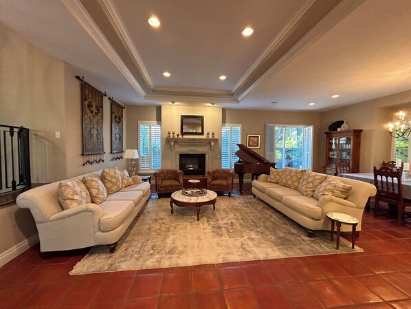 Téléviseur connecté, foyer, livres