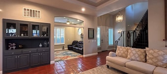 Crescent House - Tranquil Downtown Home