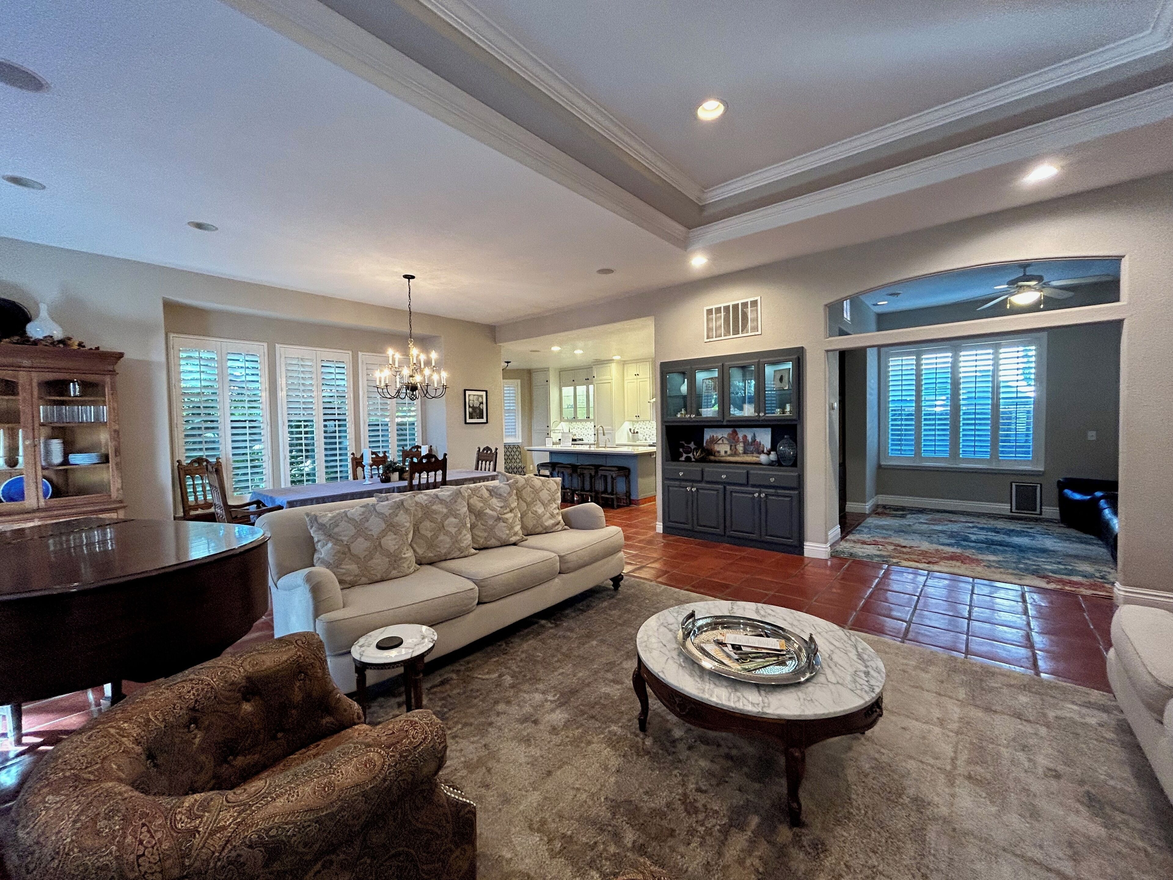 Televisor intel·ligent, llar de foc i llibres 